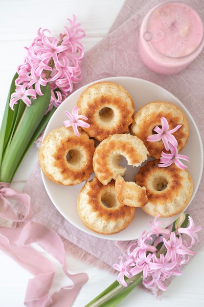 Photo strawberry milkshake cakes and pink hyacinths