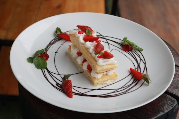 Клубничный торт Mille Feuille в белой тарелке