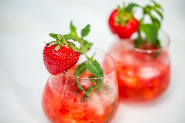 Strawberry Mojito cocktail met biologische aardbeien helemaal opnieuw.