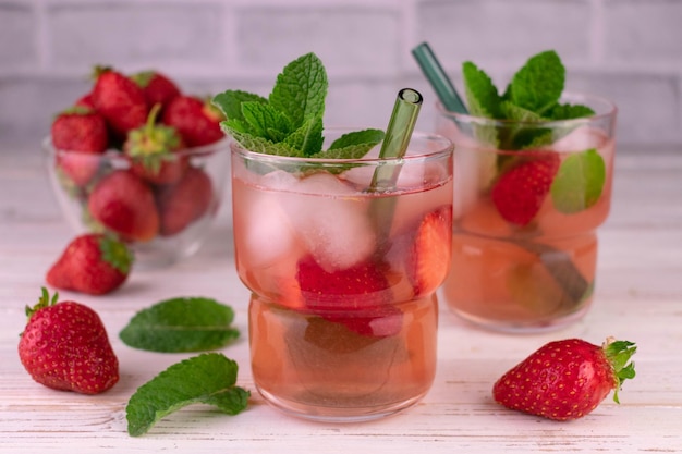 氷とイチゴのモヒート白い背景の上の夏のさわやかな飲み物
