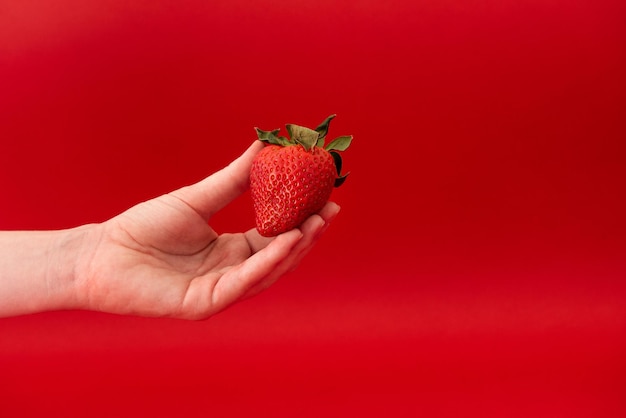 写真 赤い背景の上のイチゴ