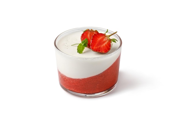 Dessert cremoso di panna cotta alla fragola isolato su sfondo bianco panna cotta con fragola