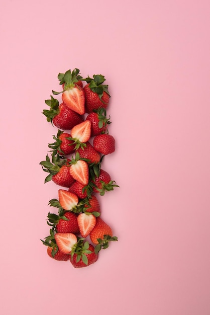 Foto fragola su sfondo rosa