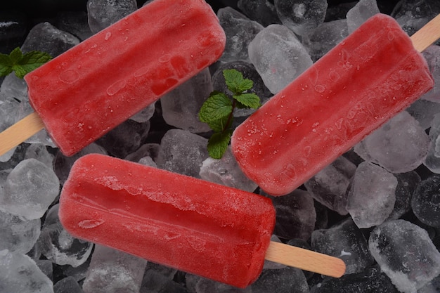 Foto ghiacciolo alla fragola su sfondo blu