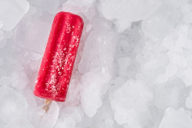 Foto ghiacciolo alla fragola su cubetti di ghiaccio, vista dall'alto