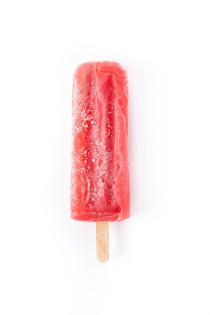 Ghiacciolo alla fragola isolato su sfondo bianco