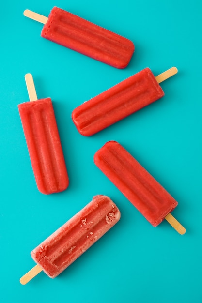 Photo strawberry popsicles top view