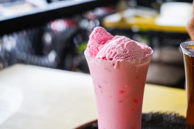 Foto frullato proteico alla fragola, frappè fresco condito con gelato alla fragola, frullato alla fragola