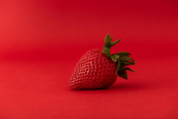 Foto fragola su sfondo rosso