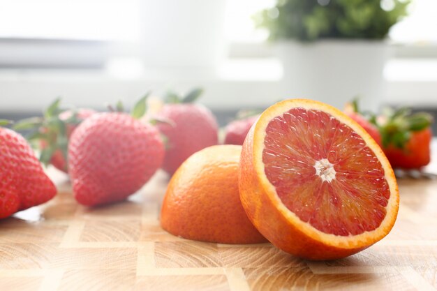 イチゴとキッチンテーブルの上の赤オレンジ