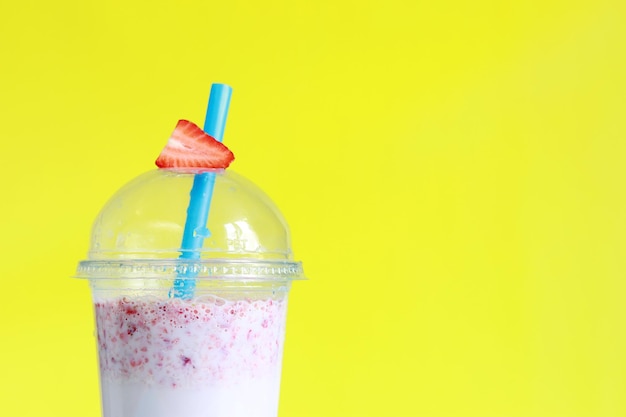 Foto frullato di fragole con latte o yogurt bevanda da asporto posto per il testo copia spazio