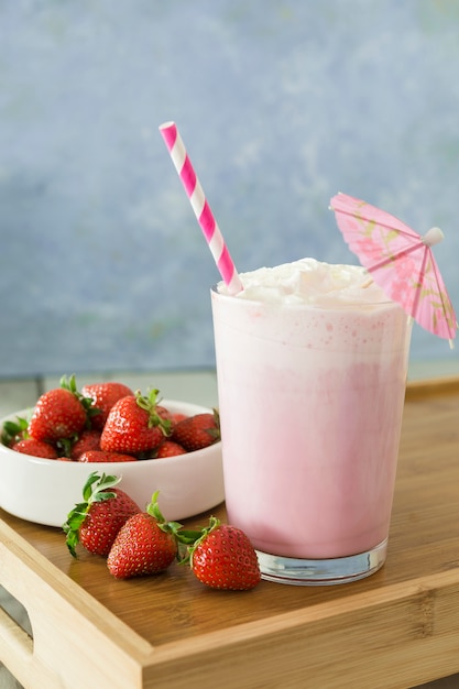 Photo strawberry smoothie with straw and umbrella