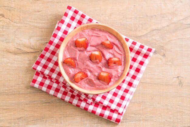 strawberry smoothies bowl