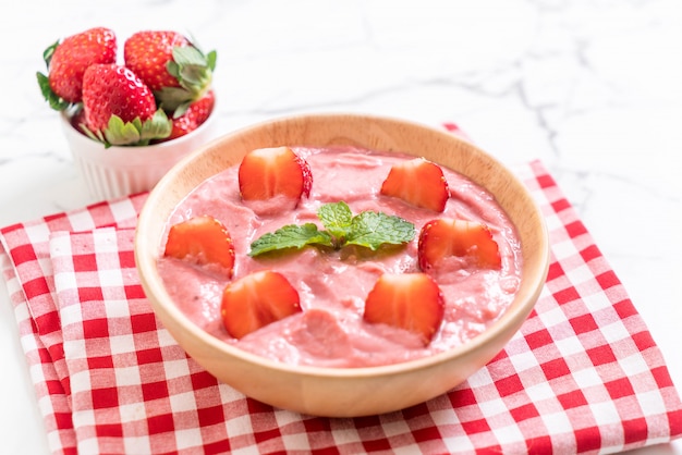 strawberry smoothies bowl