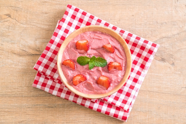 strawberry smoothies bowl