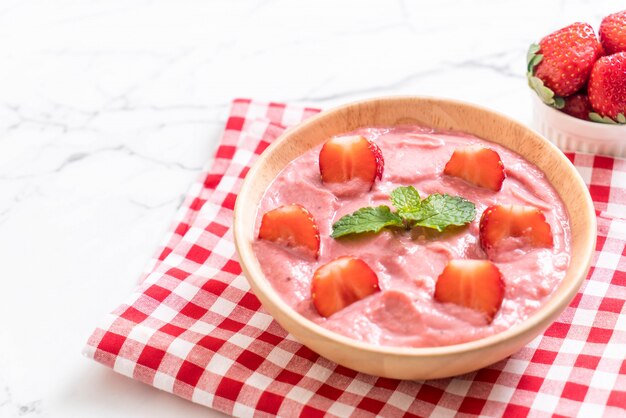 strawberry smoothies bowl