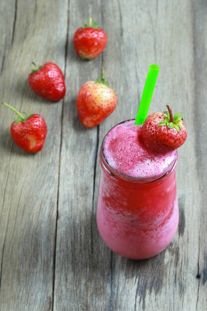 Frullati alla fragola in vetro sul tavolo del cibo.