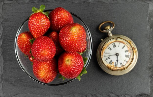 Photo strawberry time strawberries and old clock