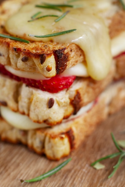 Foto panino tostato alle fragole con formaggio fuso