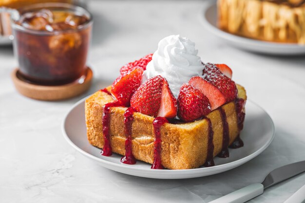 ストロベリー・トーストとホイップクリーム