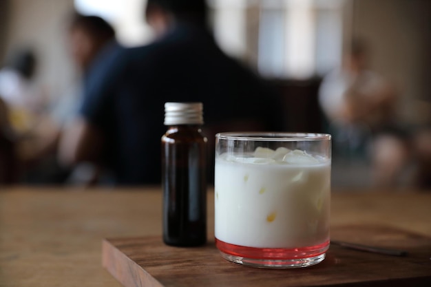 Fragola con latte su fondo di legno