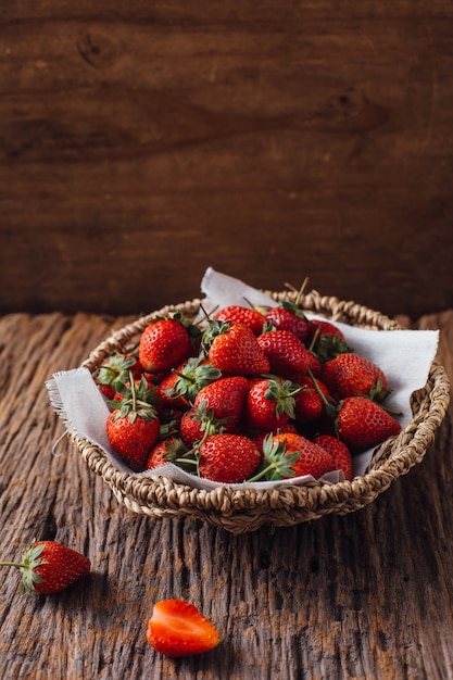 Fragola sul fondo della tavola in legno