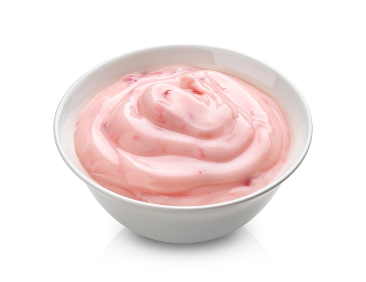 Photo strawberry yogurt isolated on white 