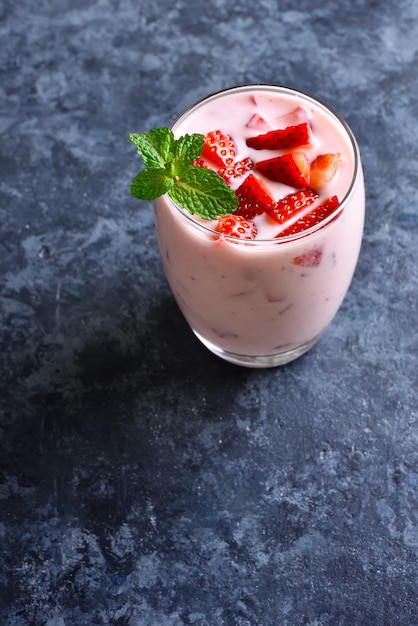Foto yogurt alla fragola con frutti di bosco freschi