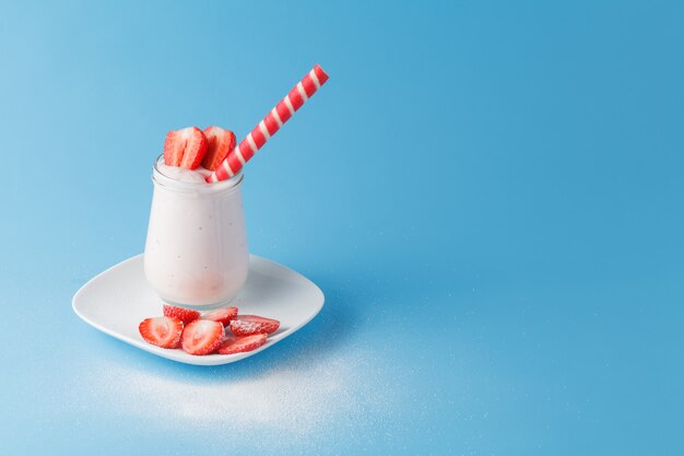 Strawberry yogurt with fresh strawberries