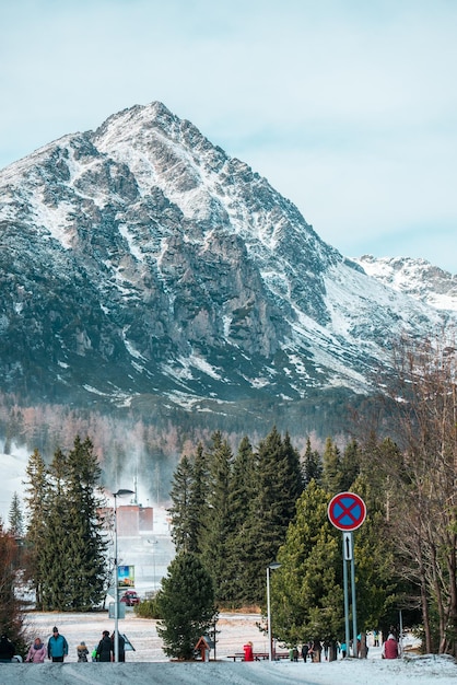 Strbske pleso (Strbske meer skigebied in de winter met sneeuwgebied Hoge Tatra.