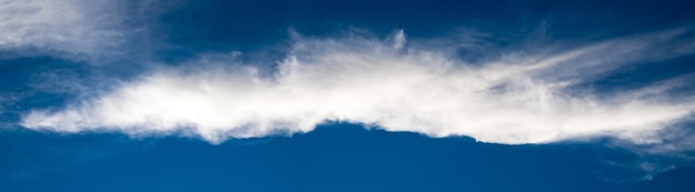 Photo streaky white cloud long way