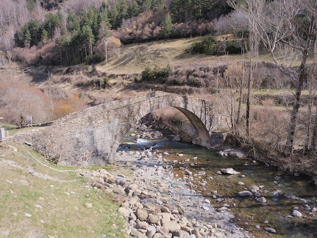 사진 강 의 바위 를 가로질러 흐르는 하천