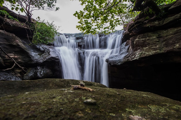 The stream flows down the cliff.