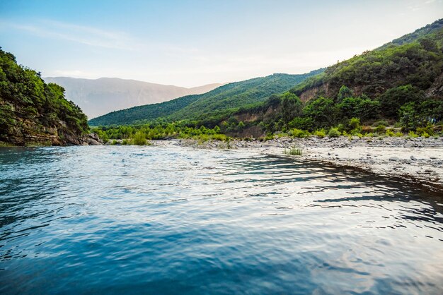 Поток горячей серной воды в термальных банях Пермет Албания Каньон Лангарика Мост Кадиут