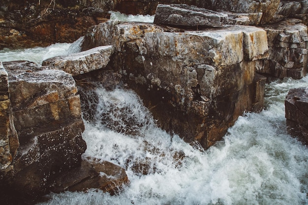 돌과 바위 사이 강의 흐름