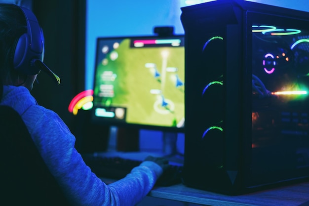 Foto streamer-gamer die online strategiespel speelt focus op koptelefoon