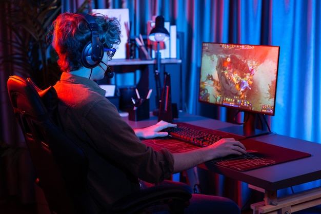 streamer playing fighting moba wearing headphone and mic gusher