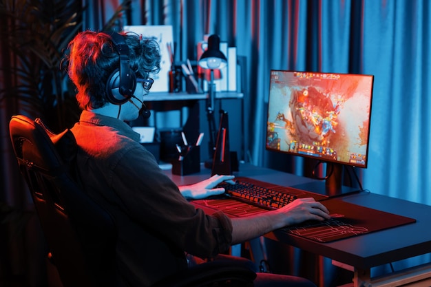 streamer playing fighting moba wearing headphone and mic gusher