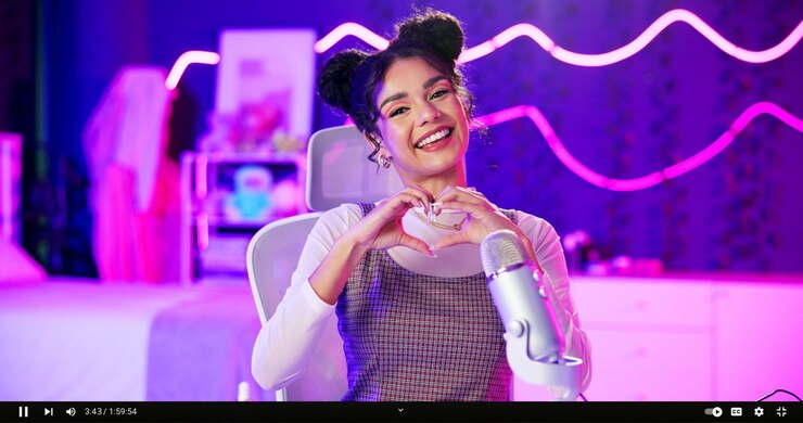 Foto streamer portret en vrouw met microfoon hart handen en neon licht en gelukkige influencer in huis studio love emoji en content creator meisje in video live stream voor like abonneren en volgen