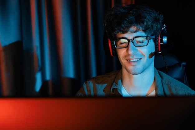 Команда стримера получает игроков-победителей с онлайн-боями Esport на компьютере Gusher