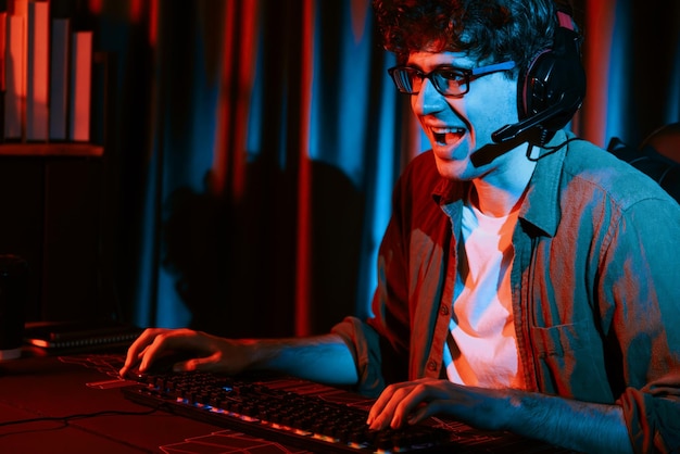 Команда стримера получает игроков-победителей с онлайн-боями Esport на компьютере Gusher