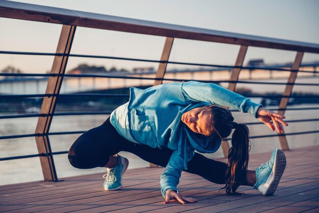 Foto streching langs de rivieroever in de stad