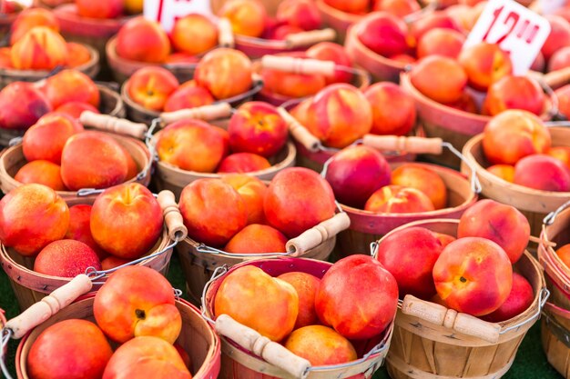 Streekproducten op de zomerse boerenmarkt in de stad.