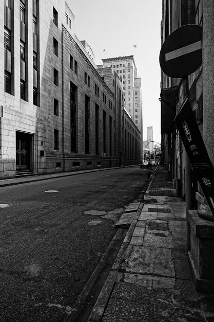 Photo street amidst buildings against sky in city