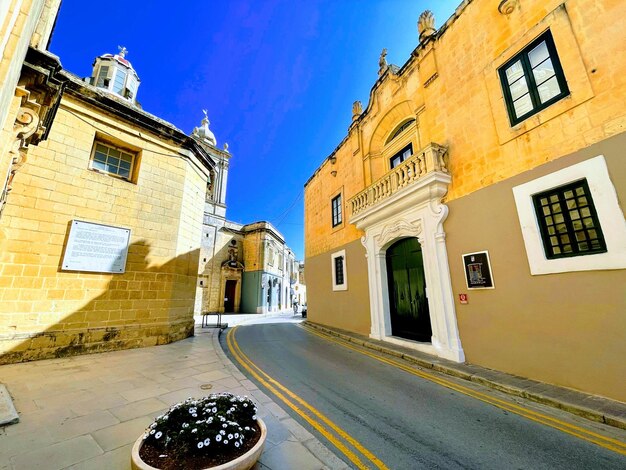 Foto strada in mezzo agli edifici contro il cielo in città