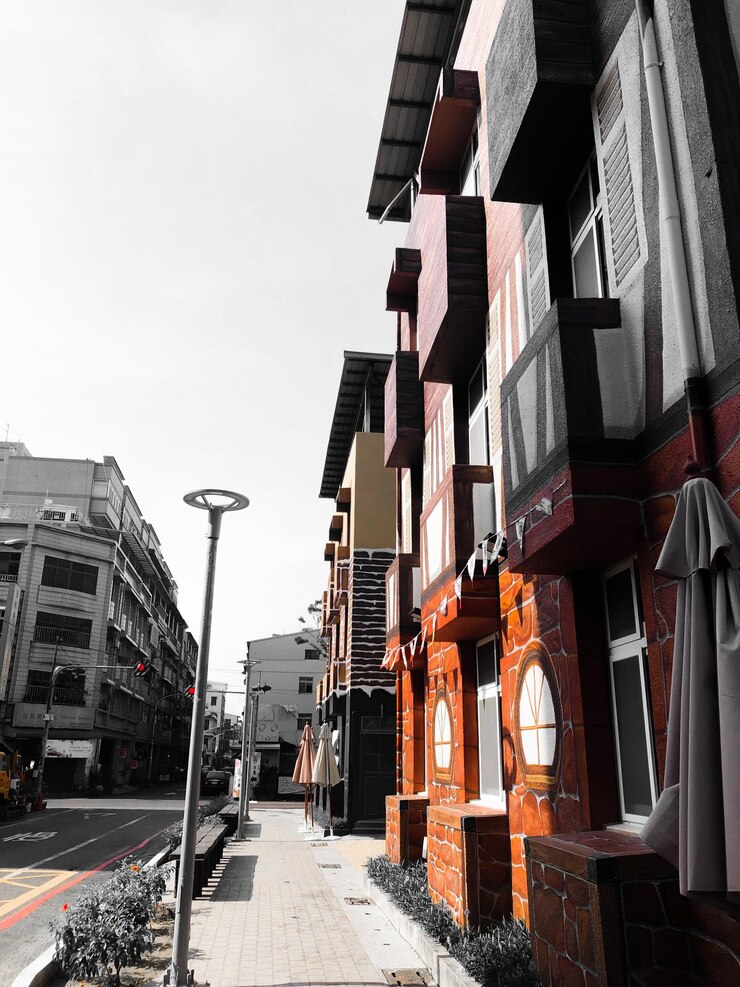 Photo 街の空に照らされた建物の中の通り