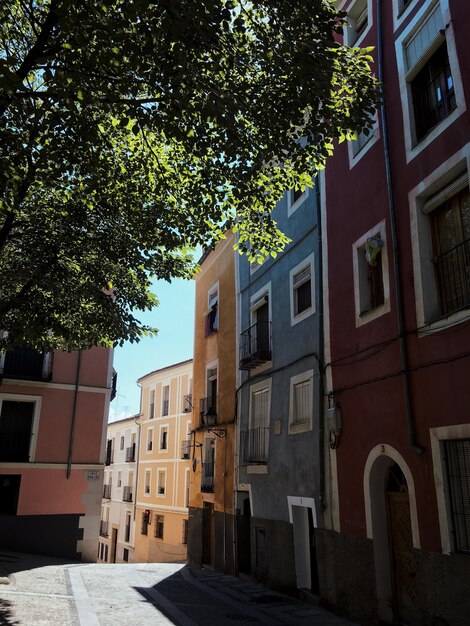 Foto strada tra gli edifici contro il cielo