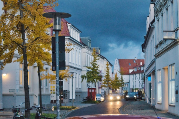 Photo street amidst buildings against sky