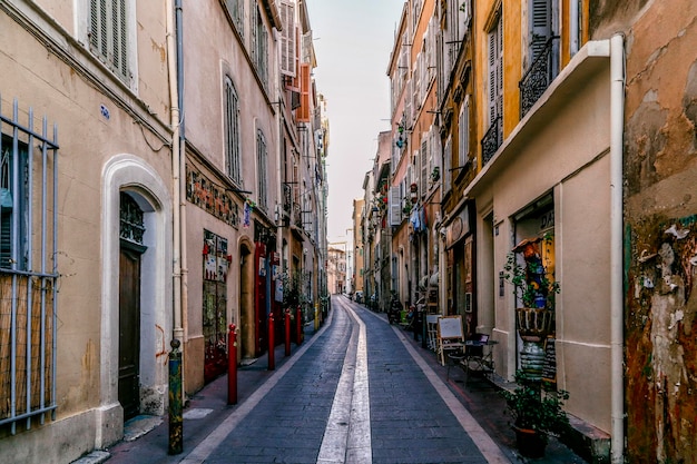 Foto strada tra gli edifici contro il cielo