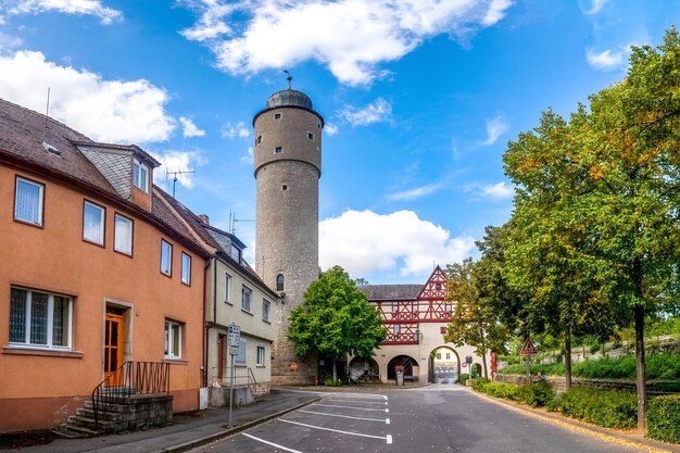 写真 空に照らされた建物の中の通り